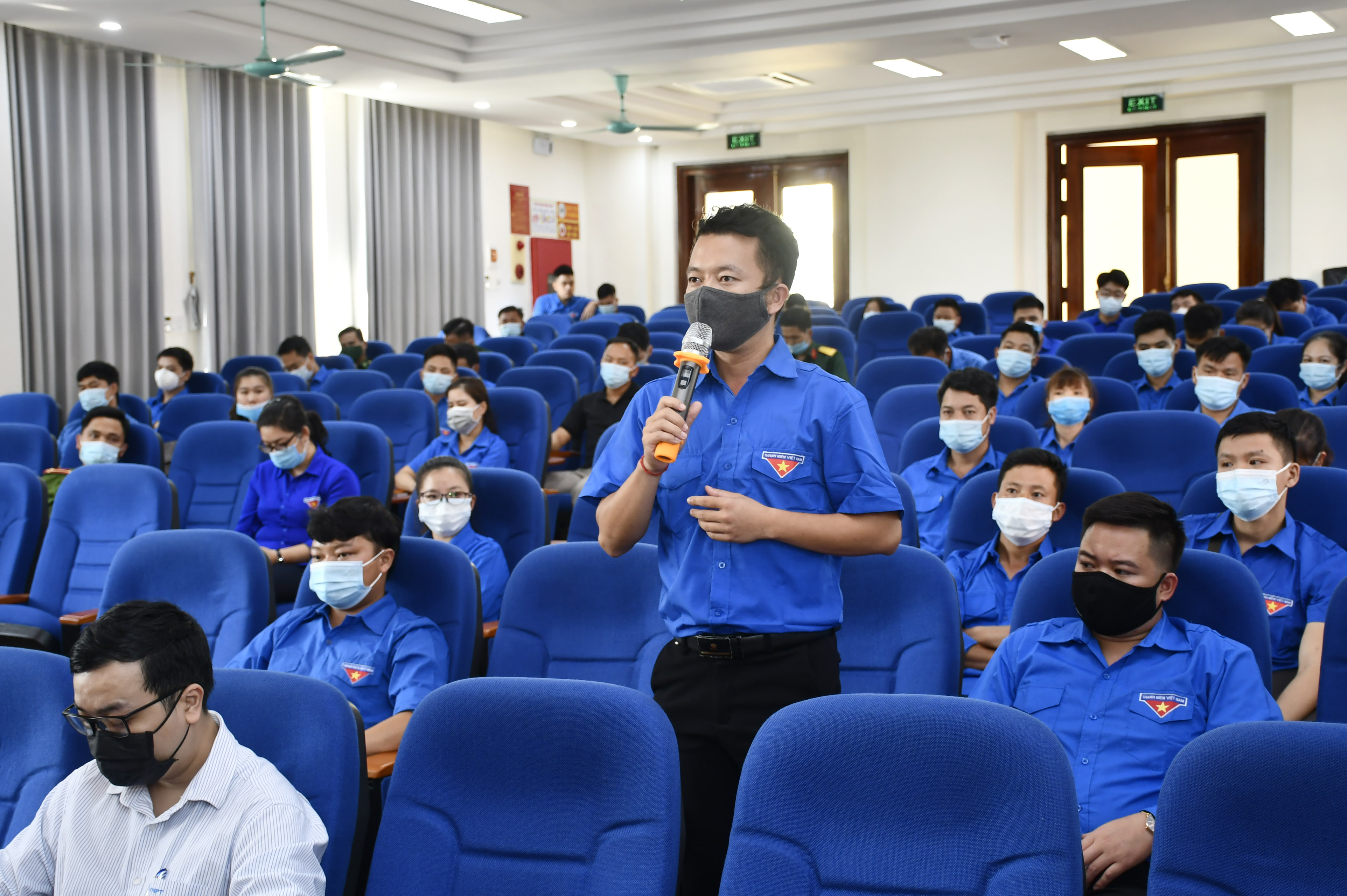 Đoàn viên đặt câu hỏi về chuyển đổi số. Đoàn viên đặt câu hỏi về chuyển đổi số.