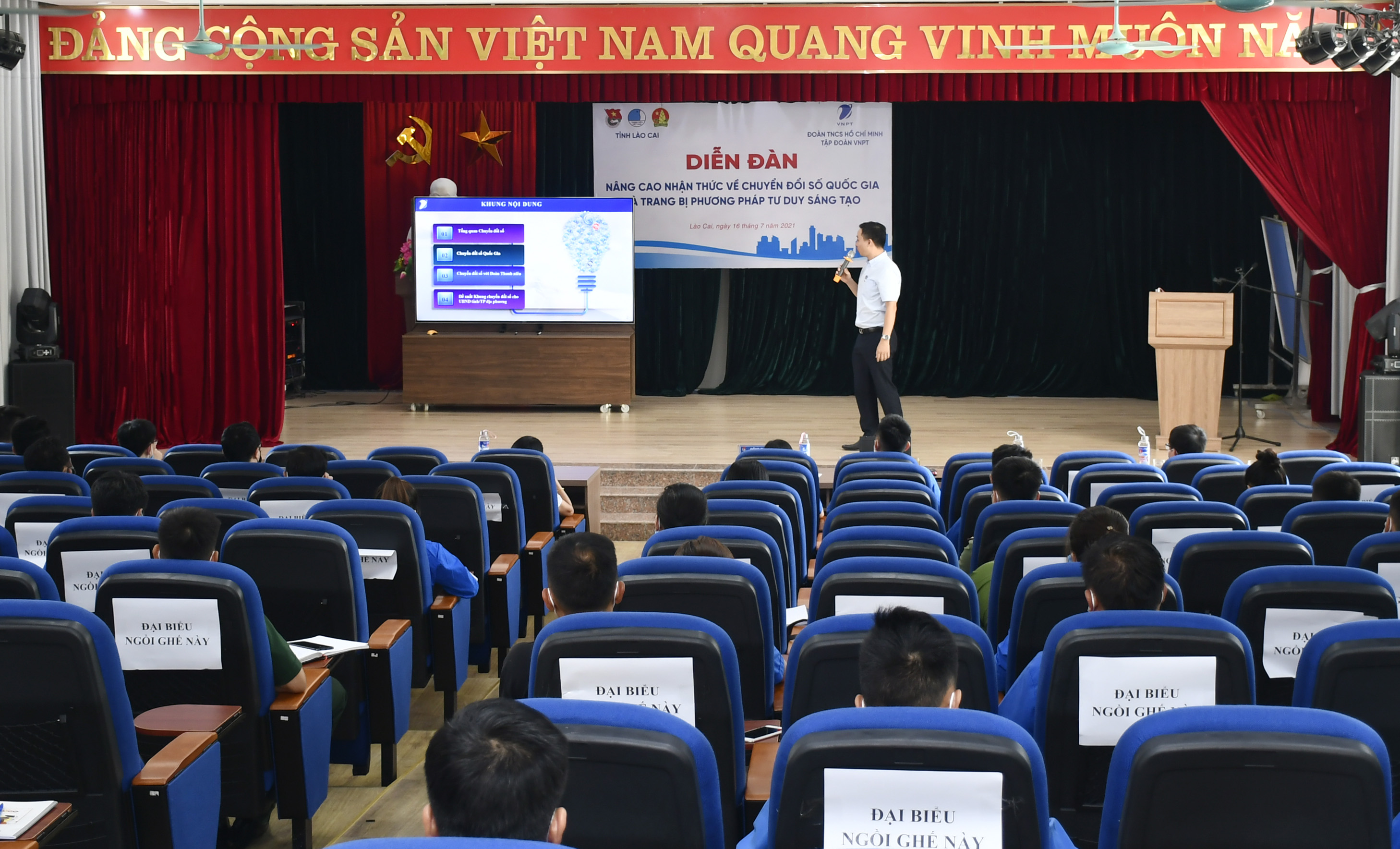 Quang cảnh diễn đàn. Quang cảnh diễn đàn.