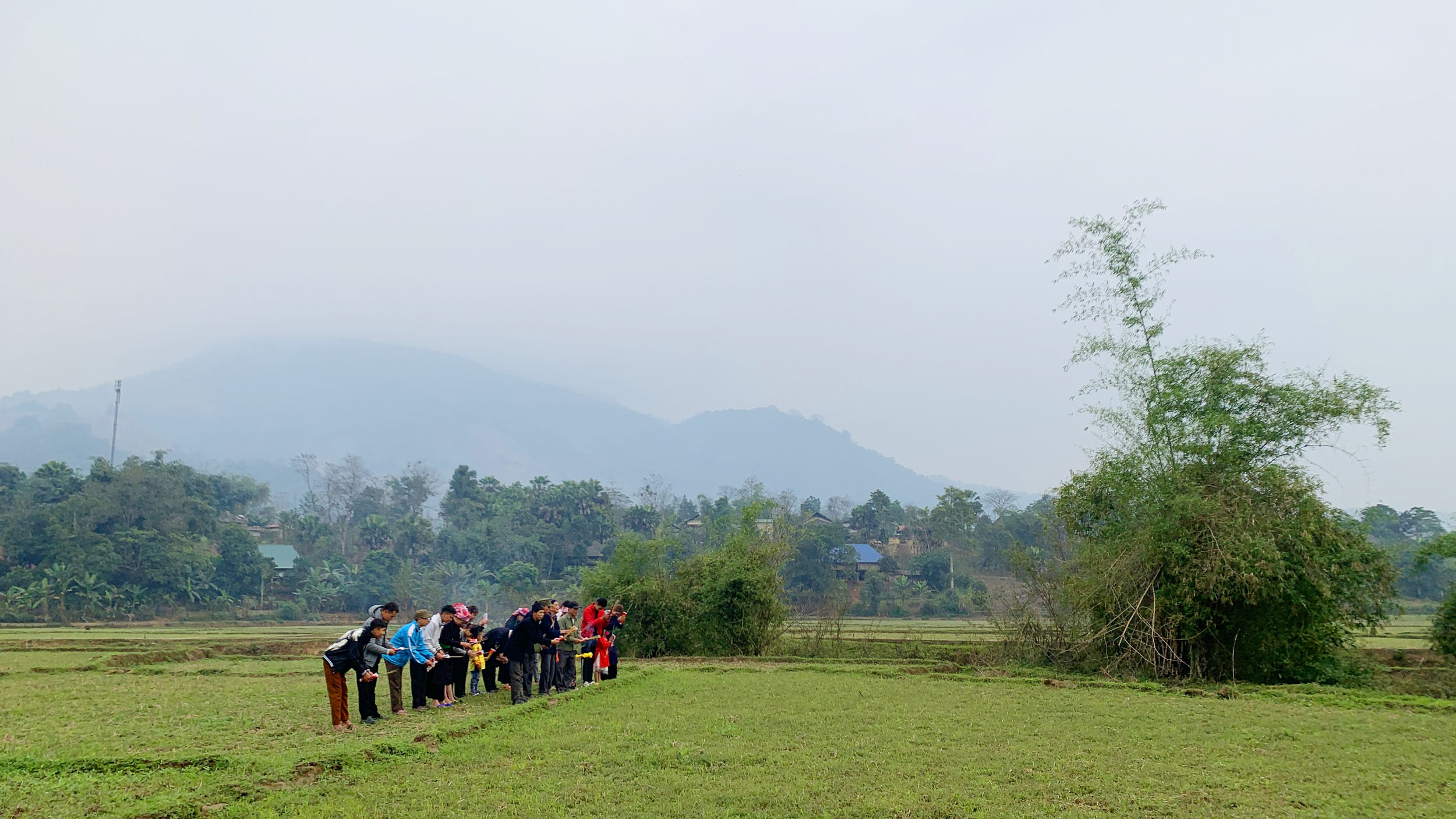 Mo Tham Thát là nghi lễ có ý nghĩa, giá trị về mặt địa lý, phong thủy và tín ngưỡng. Cánh đồng rộng trong thôn được thầy Mo chọn làm nơi chỉ hướng. Một tập giấy tiền, giấy vàng được đốt để thực hiện nghi lễ. Ba thầy mo thực hành vái ba vái thần linh, trời đất, rồi ông Mo Tham Thát đọc bài cúng, ý nghĩa như sau: Hôm nay có hương, hoa, năm mới đã đến, ông mo thay mặt dân làng đi chào ông Tham Thát… …Cầu mong ông phù hộ cho bản làng bình yên, người người mạnh khỏe, trồng lúa được mùa, có nhiều tiền bạc, đóng cổng làng cho yên (ngăn không cho cái xấu vào làng) cầu cho mọi thứ tốt đẹp vào làng. Ông Hoàng Văn Kể, thầy mo làng, người chủ trì nghi lễ Mo Tham Thát. Sau khi những nén hương được thắp, đã chọn được hướng kiêng, thầy mo sẽ chỉ cho người dân trong thôn, xã biết năm nay làm nhà, chuồng trại, đi buôn bán, hay đi rừng… phải kiêng hướng đã chọn. Năm Tân Sửu hướng kiêng là hướng Đông. Sau khi đã xác định chỉ hướng kiêng xong, thanh niên nam, nữ thi tài bắn nỏ, trước khi thi, ông mo thực hành nghi lễ bắn trước, sau đó thanh niên nam, nữ mới trổ tài. Nam, nữ thanh niên đội văn nghệ, thể thao mang theo nỏ và tên để thi nhau tranh tài bắn thủng tập giấy tiền vàng với ý nghĩa bắn nát được tập giấy năm đó toàn thể thôn, bản được bình yên, may mắn, phát triển. Mo Tham Thát là nghi lễ có ý nghĩa, giá trị về mặt địa lý, phong thủy và tín ngưỡng. Cánh đồng rộng trong thôn được thầy Mo chọn làm nơi chỉ hướng. Một tập giấy tiền, giấy vàng được đốt để thực hiện nghi lễ. Ba thầy mo thực hành vái ba vái thần linh, trời đất, rồi ông Mo Tham Thát đọc bài cúng, ý nghĩa như sau: Hôm nay có hương, hoa, năm mới đã đến, ông mo thay mặt dân làng đi chào ông Tham Thát… …Cầu mong ông phù hộ cho bản làng bình yên, người người mạnh khỏe, trồng lúa được mùa, có nhiều tiền bạc, đóng cổng làng cho yên (ngăn không cho cái xấu vào làng) cầu cho mọi thứ tốt đẹp vào làng. Ông Hoàng Văn Kể, thầy mo làng, người chủ trì nghi lễ Mo Tham Thát. Sau khi những nén hương được thắp, đã chọn được hướng kiêng, thầy mo sẽ chỉ cho người dân trong thôn, xã biết năm nay làm nhà, chuồng trại, đi buôn bán, hay đi rừng… phải kiêng hướng đã chọn. Năm Tân Sửu hướng kiêng là hướng Đông. Sau khi đã xác định chỉ hướng kiêng xong, thanh niên nam, nữ thi tài bắn nỏ, trước khi thi, ông mo thực hành nghi lễ bắn trước, sau đó thanh niên nam, nữ mới trổ tài. Nam, nữ thanh niên đội văn nghệ, thể thao mang theo nỏ và tên để thi nhau tranh tài bắn thủng tập giấy tiền vàng với ý nghĩa bắn nát được tập giấy năm đó toàn thể thôn, bản được bình yên, may mắn, phát triển.