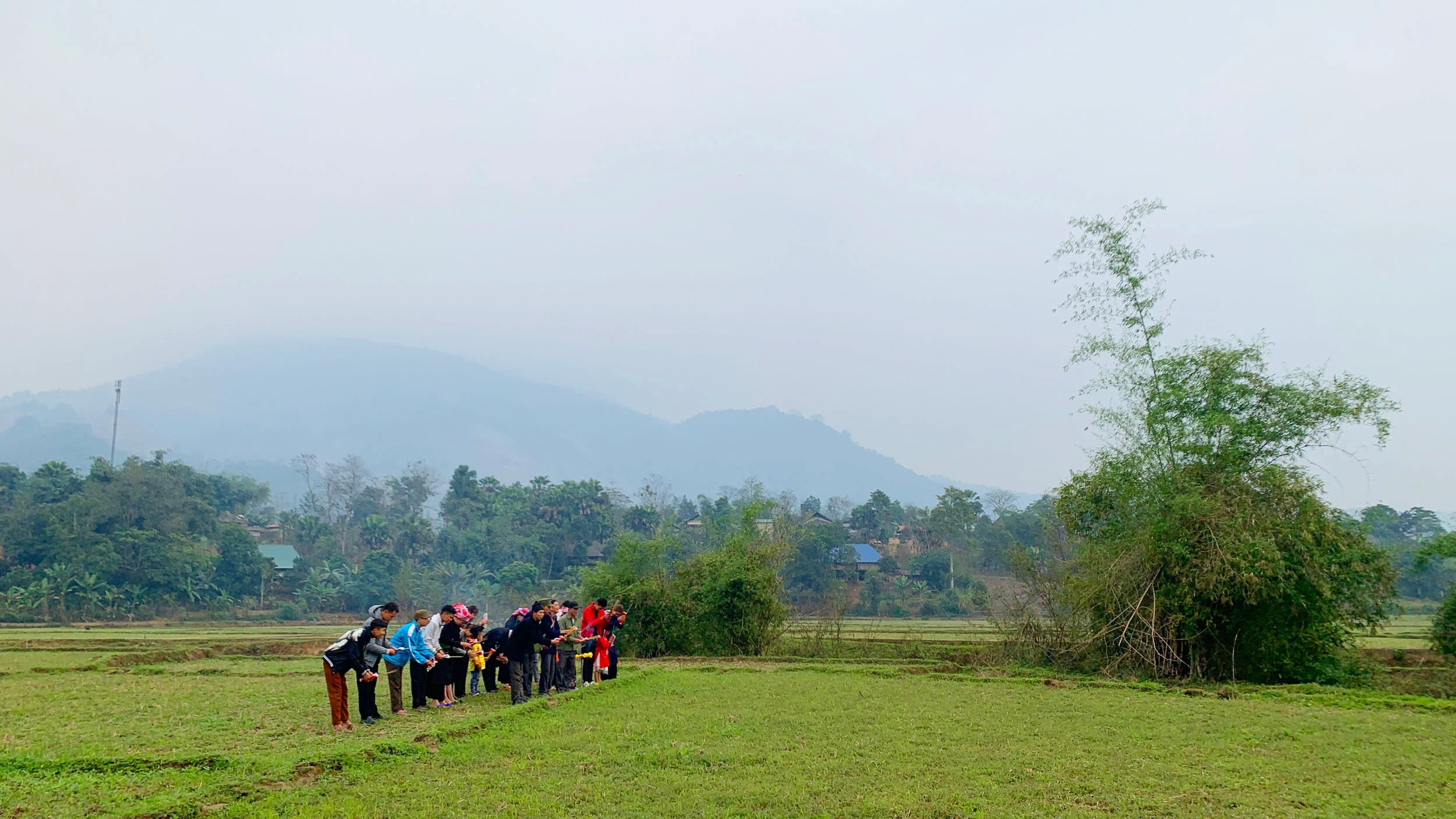 Mo Tham Thát là nghi lễ có ý nghĩa, giá trị về mặt địa lý, phong thủy và tín ngưỡng. Cánh đồng rộng trong thôn được thầy Mo chọn làm nơi chỉ hướng. Một tập giấy tiền, giấy vàng được đốt để thực hiện nghi lễ. Ba thầy mo thực hành vái ba vái thần linh, trời đất, rồi ông Mo Tham Thát đọc bài cúng, ý nghĩa như sau: Hôm nay có hương, hoa, năm mới đã đến, ông mo thay mặt dân làng đi chào ông Tham Thát… …Cầu mong ông phù hộ cho bản làng bình yên, người người mạnh khỏe, trồng lúa được mùa, có nhiều tiền bạc, đóng cổng làng cho yên (ngăn không cho cái xấu vào làng) cầu cho mọi thứ tốt đẹp vào làng. Ông Hoàng Văn Kể, thầy mo làng, người chủ trì nghi lễ Mo Tham Thát. Sau khi những nén hương được thắp, đã chọn được hướng kiêng, thầy mo sẽ chỉ cho người dân trong thôn, xã biết năm nay làm nhà, chuồng trại, đi buôn bán, hay đi rừng… phải kiêng hướng đã chọn. Năm Tân Sửu hướng kiêng là hướng Đông. Sau khi đã xác định chỉ hướng kiêng xong, thanh niên nam, nữ thi tài bắn nỏ, trước khi thi, ông mo thực hành nghi lễ bắn trước, sau đó thanh niên nam, nữ mới trổ tài. Nam, nữ thanh niên đội văn nghệ, thể thao mang theo nỏ và tên để thi nhau tranh tài bắn thủng tập giấy tiền vàng với ý nghĩa bắn nát được tập giấy năm đó toàn thể thôn, bản được bình yên, may mắn, phát triển.