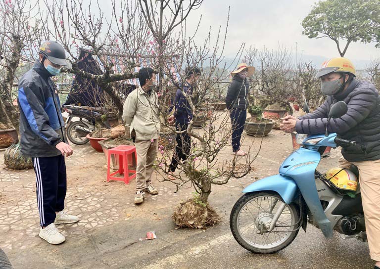 Người dân chủ động phòng, chống dịch Covid – 19 tại chợ hoa xuân ảnh 2