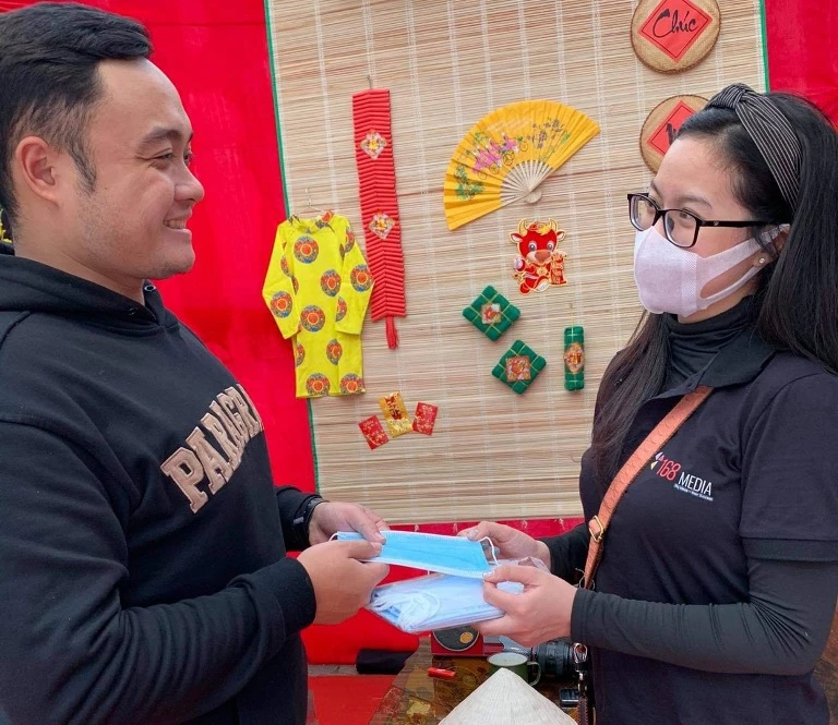 Phát khẩu trang cho khách tới mua hàng. Các quầy hàng chuẩn bị nước sát khuẩn tay cho khách.