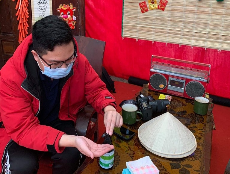 Phát khẩu trang cho khách tới mua hàng. Các quầy hàng chuẩn bị nước sát khuẩn tay cho khách.