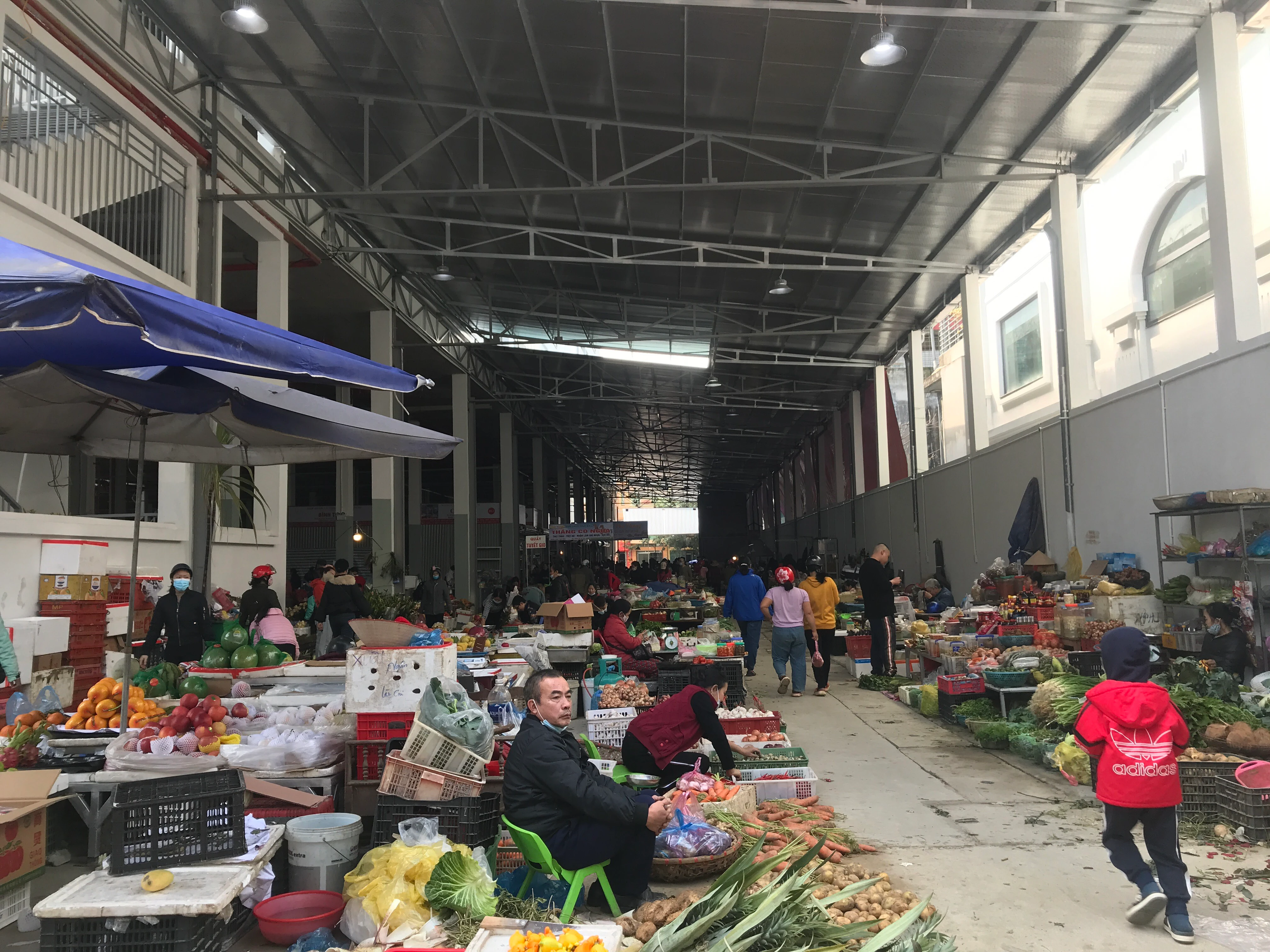 Ngày cuối cùng của năm Canh Tý, người dân đi chợ mua sắm ít hơn so với các năm trước. Ngày cuối cùng của năm Canh Tý, người dân đi chợ mua sắm ít hơn so với các năm trước.