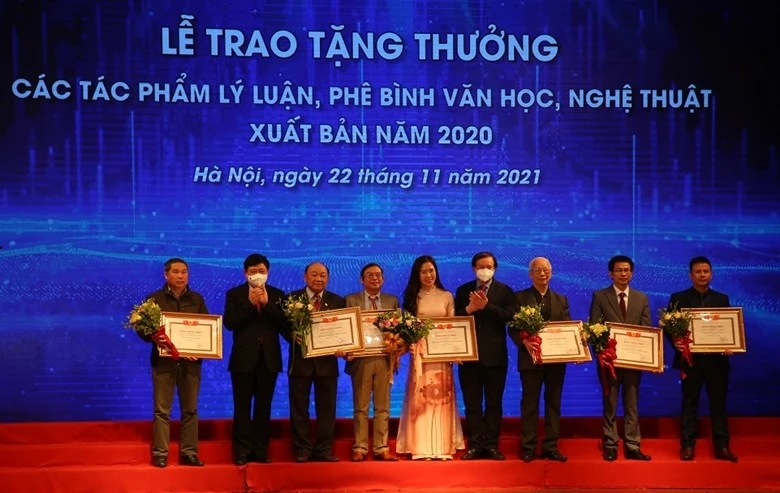 Các tác giả có các tác phẩm đạt mức C nhận tặng thưởng.