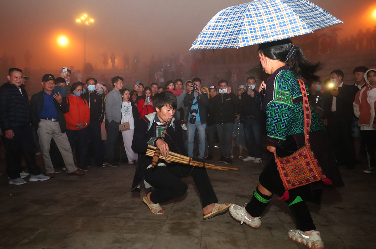 Du khách thích thú với màn biểu diễn của các đôi trai gái dân tộc Mông.