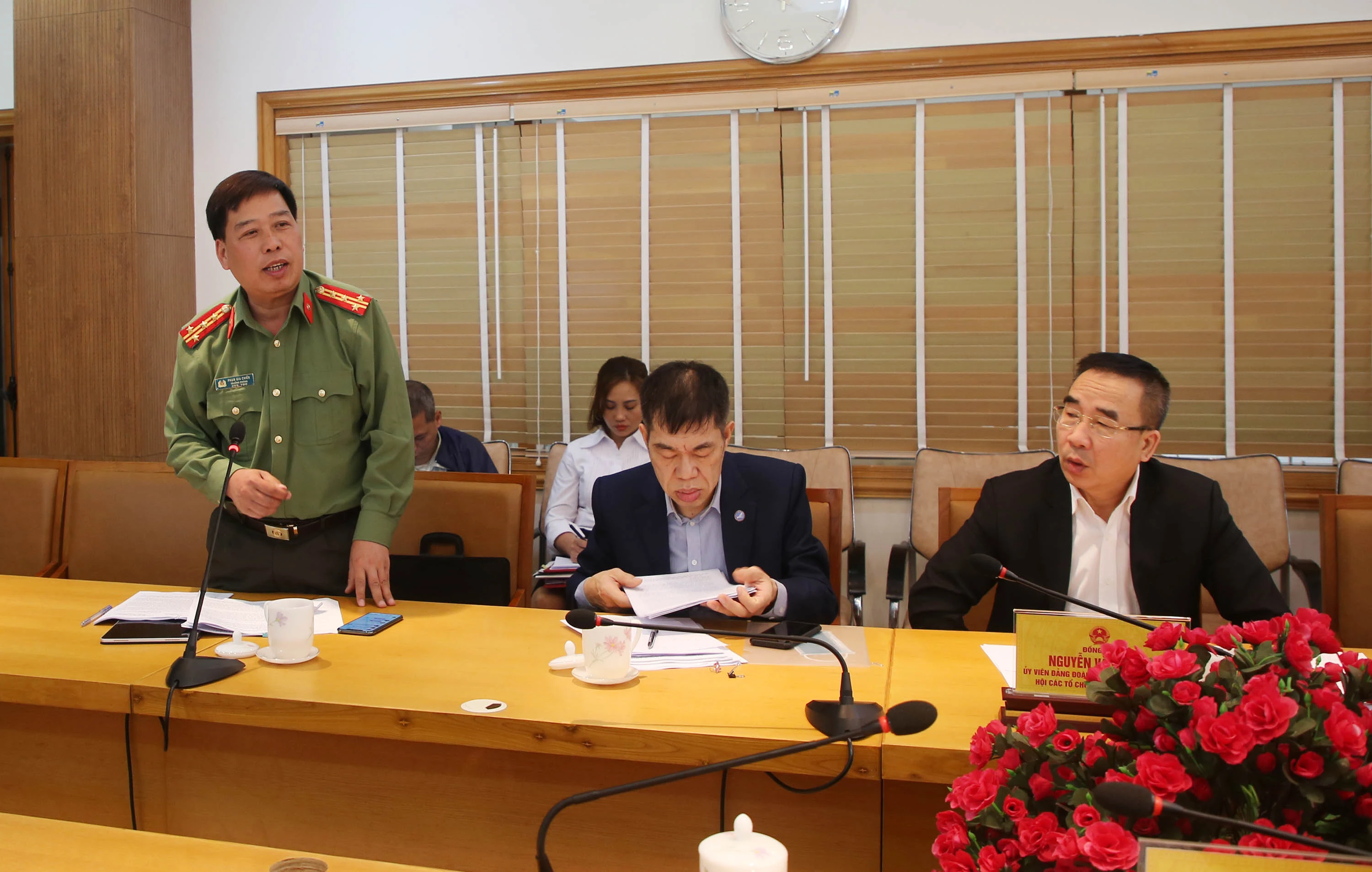 Đại diện Công an tỉnh tham gia ý kiến về công tác phối hợp trong đối ngoại nhân dân.