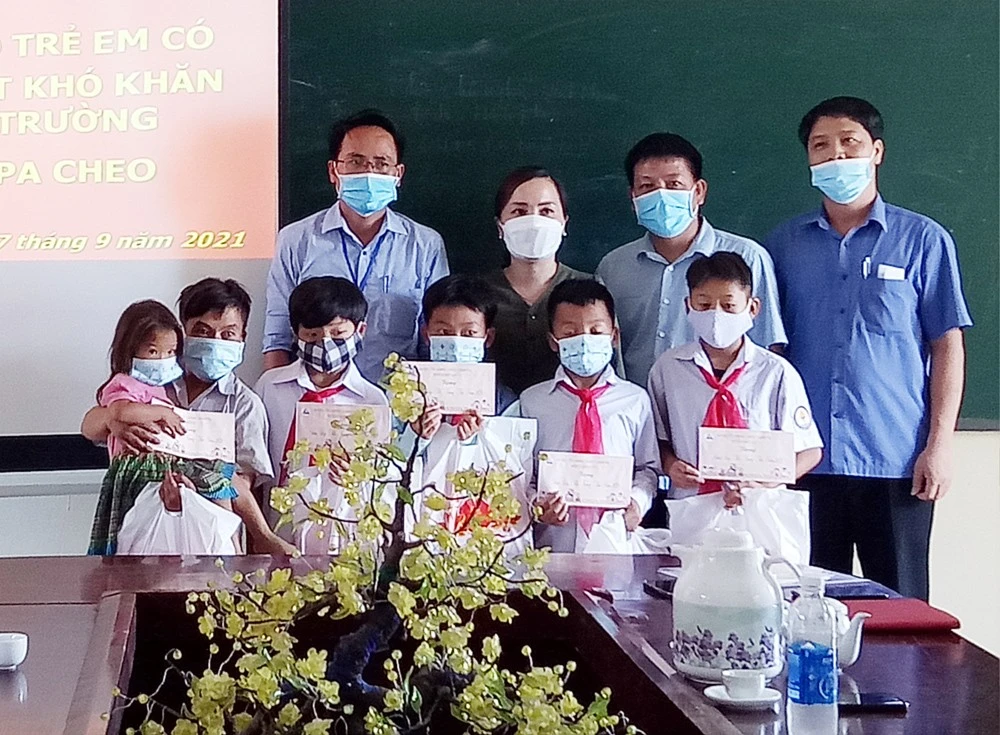 Các đơn vị, địa phương tổ chức hoạt động, tặng quà Tết Trung thu cho thiếu nhi ảnh 4