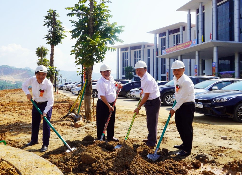 Văn Bàn: Khánh thành công trình Trụ sở hợp khối các cơ quan huyện ảnh 2 Văn Bàn: Khánh thành công trình Trụ sở hợp khối các cơ quan huyện ảnh 2