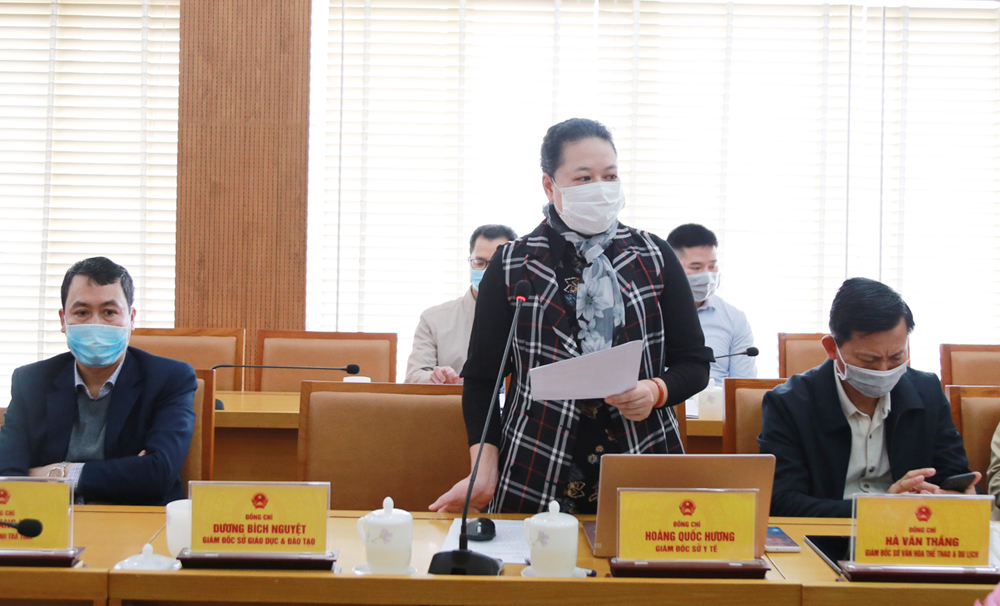 Lãnh đạo Sở Y tế báo cáo về công tác phòng, chống dịch Covid-19 trên địa bàn.