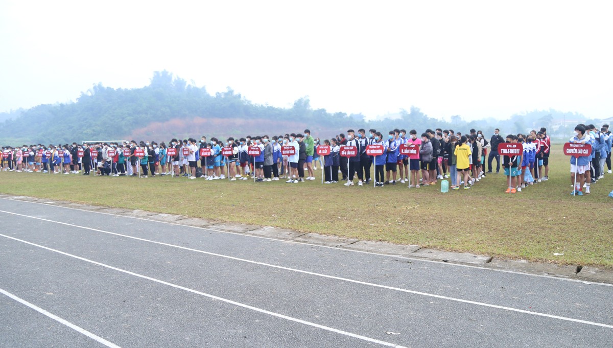 Hơn 300 vận động viên tham dự Giải Điền kinh học sinh khối THPT, THCS tỉnh Lào Cai năm 2021 ảnh 1