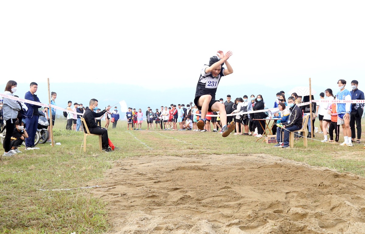 Hơn 300 vận động viên tham dự Giải Điền kinh học sinh khối THPT, THCS tỉnh Lào Cai năm 2021 ảnh 4