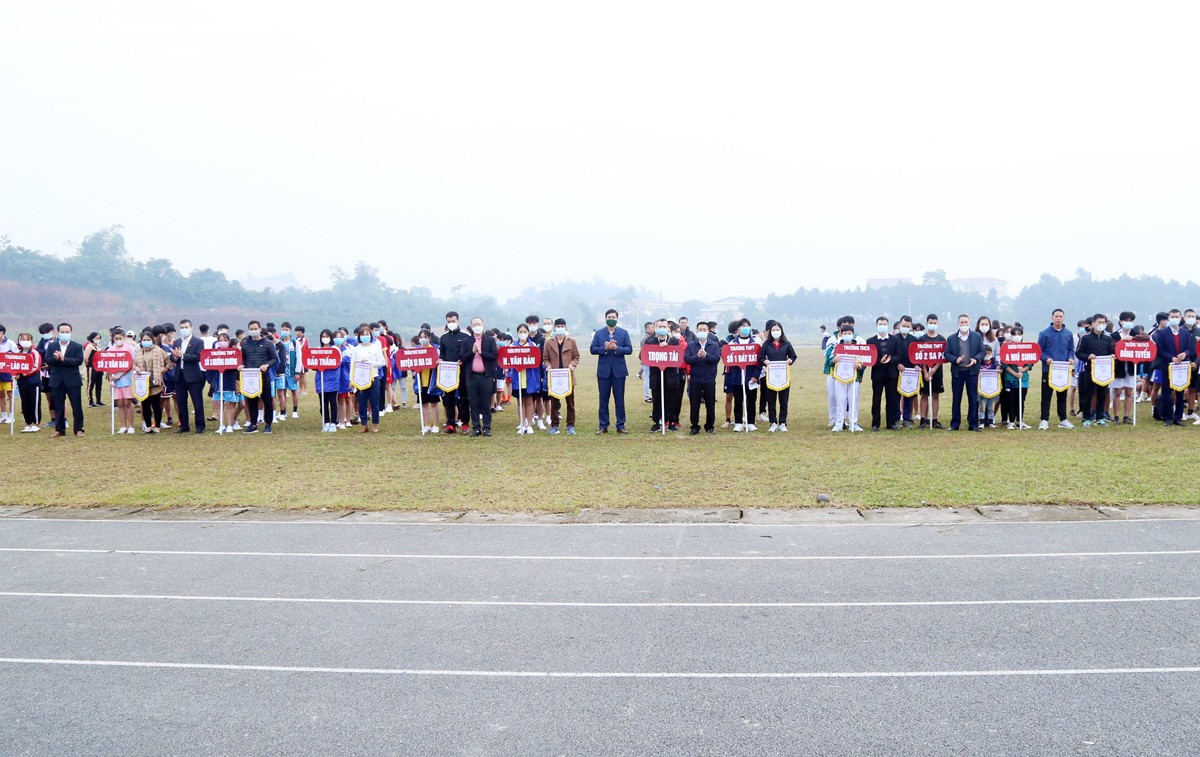 Hơn 300 vận động viên tham dự giải. Tặng Cờ lưu niệm cho các đoàn tham dự giải.