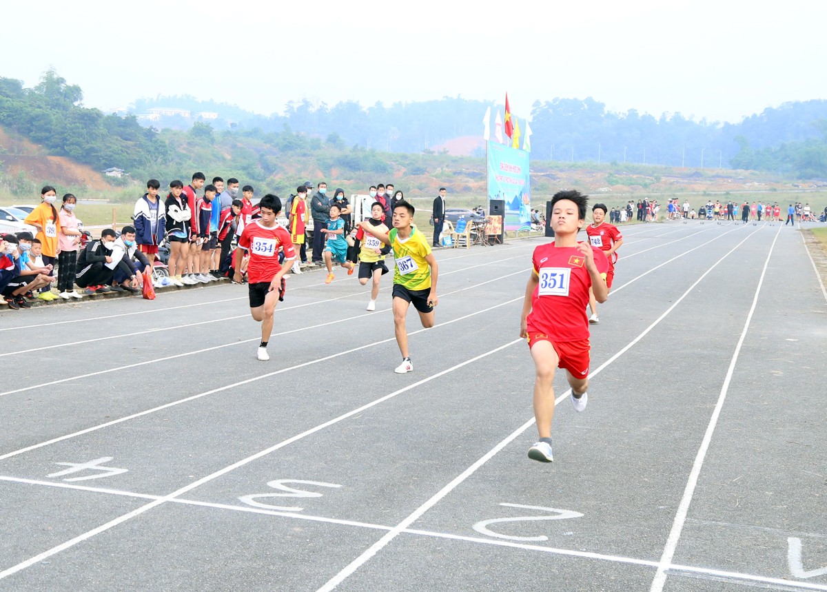 Hơn 300 vận động viên tham dự Giải Điền kinh học sinh khối THPT, THCS tỉnh Lào Cai năm 2021 ảnh 3