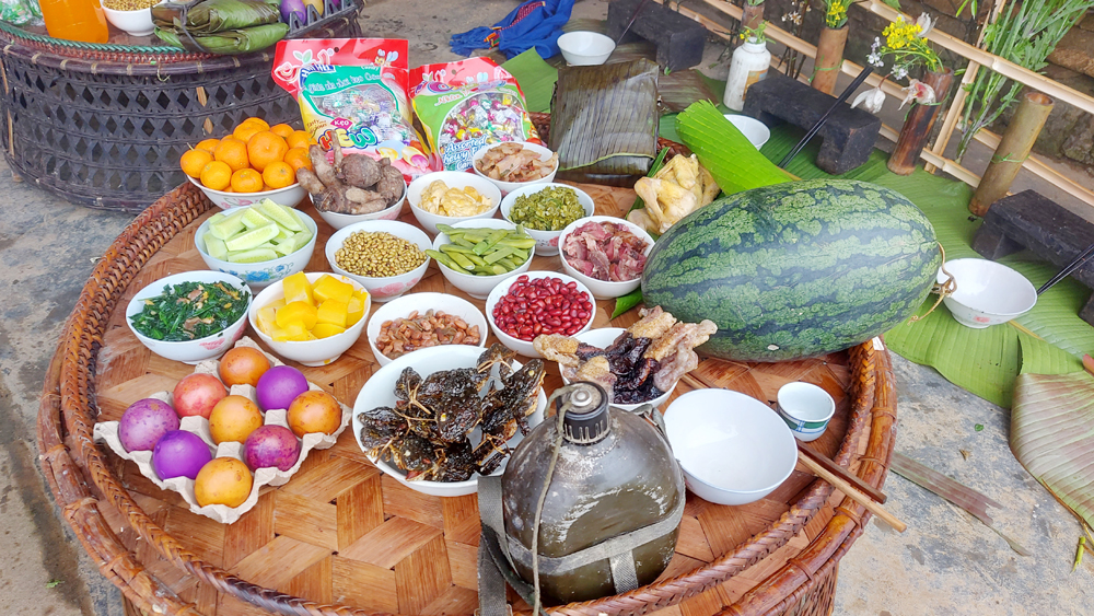 Ngày Tết tháng 2, mỗi gia đình sẽ mang mâm lễ vật kèm hoa tươi đến nhà trưởng bản để chuẩn bị tổ chức lễ cúng. Mỗi mâm lễ gồm có nhiều món ăn do bà con tự sản xuất: Thịt lợn, thịt gà, lạc, bí ngô, khoai sọ, bánh giày nhồi lòng lợn, hoa quả, bánh kẹo… Đặc biệt, có những quả trứng được nhuộm màu xanh, đỏ để làm quà. Tết tháng 2 của thôn Lao Chải, xã Trịnh Tường có hơn 20 hộ tham gia, khi lễ vật đã đầy đủ, hai thầy cúng làm lễ cúng chung. Thầy cúng lấy ở mỗi mâm một chút lễ vật bỏ vào mâm cỗ chung của thôn dâng lên các vị thần linh: Thần rừng, thần thổ địa… Rót rượu dâng thần linh là một nghi thức quan trọng trong lễ cúng Dư Dò Dò. Hai thầy cúng làm lễ trước bàn thờ chung cầu cho dân làng khỏe mạnh, cuộc sống ấm no. Đại diện các gia đình bái lạy thần linh. Mọi người cùng nhau liên hoan, chúc nhau những lời chúc tốt đẹp nhất trong năm mới. Tết Dư Dò Dò là ngày hội vui cũng là một trong số ít nghi lễ mà phụ nữ và trẻ em Hà Nhì được tham gia, liên hoan. Các mâm cơm của phụ nữ được đặt ở trong nhà trưởng bản. Những quả trứng màu được các gia đình tặng nhau, tặng cho trẻ em thể hiện sự quan tâm và tình cảm gắn bó. Phụ nữ Hà Nhì chia bánh kẹo cho các vị khách đến chung vui trong ngày Tết tháng 2.