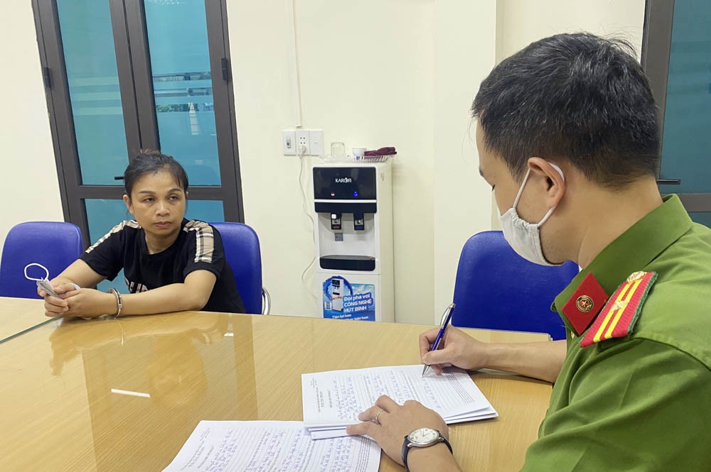 Đối tượng Bùi Thị Minh tại cơ quan công an. Đối tượng Bùi Thị Minh tại cơ quan công an.