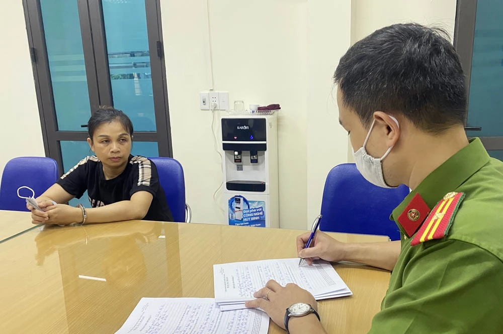 Đối tượng Bùi Thị Minh tại cơ quan công an.