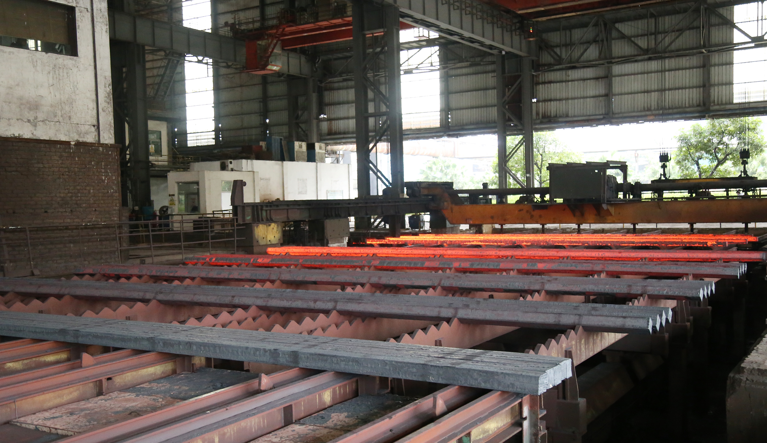 Khí thế sản xuất đầu năm mới tại Nhà máy Gang thép Lào Cai. Phôi thép vừa ra lò.