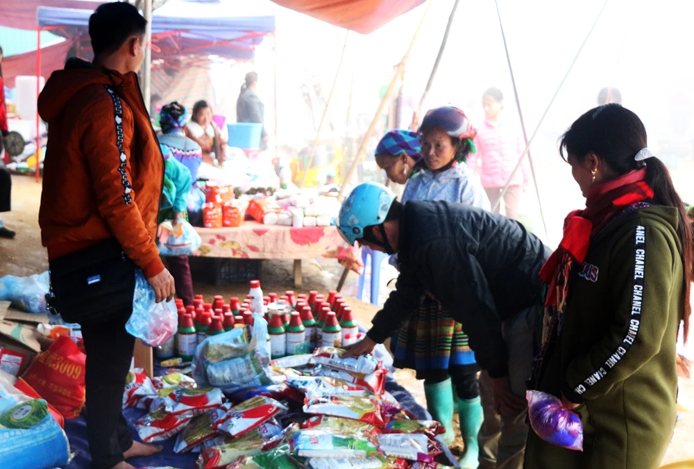 Mua bán giống cây trồng, thuốc bảo vệ thực vật tại chợ Sín Chéng (huyện Ma Cai).