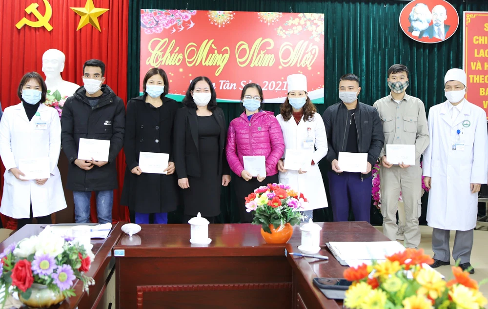 Nhiều cơ quan, đơn vị, địa phương tổ chức tặng quà Tết ảnh 4