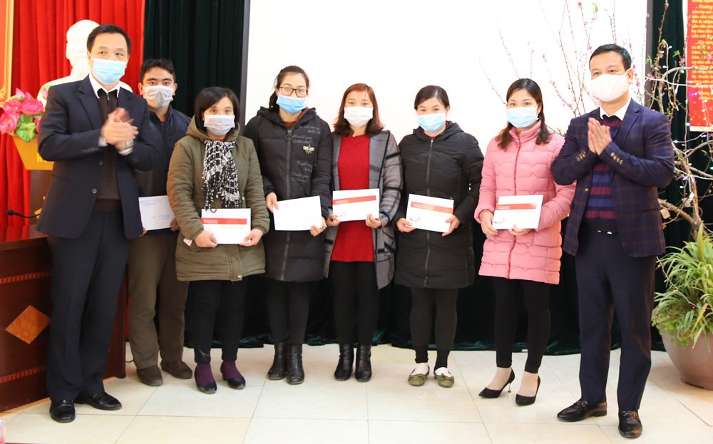 Nhiều cơ quan, đơn vị, địa phương tổ chức tặng quà Tết ảnh 5