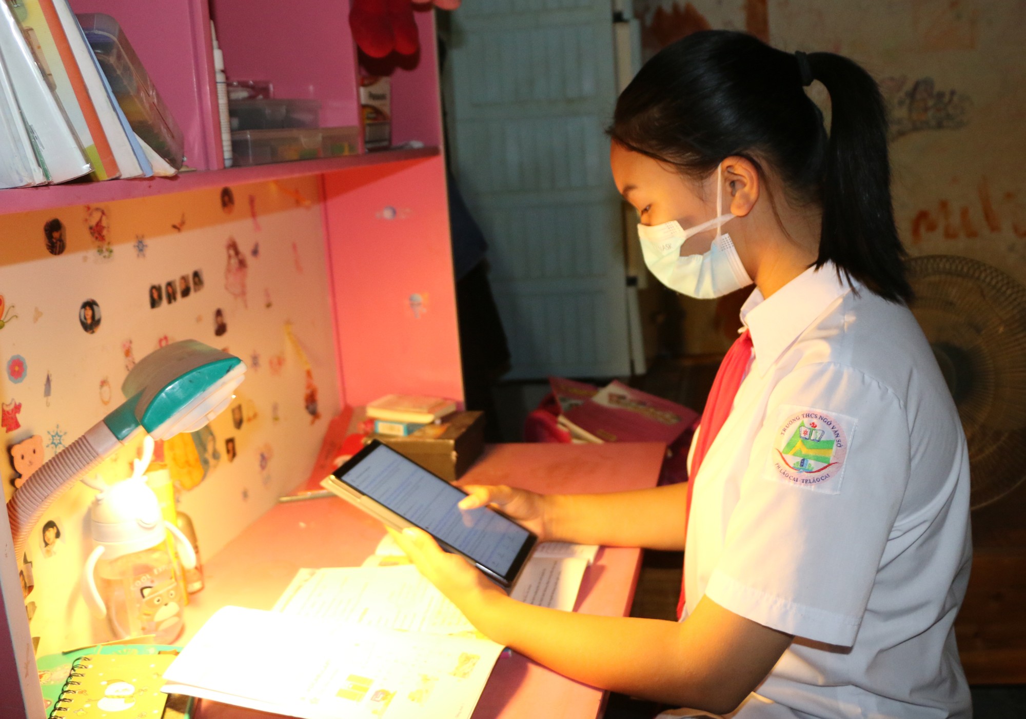 Nhờ sự giúp đỡ của Ngân hàng Chính sách xã hội Chi nhánh tỉnh Lào Cai, em Nguyễn Tú Anh có điều kiện học tập tốt hơn.