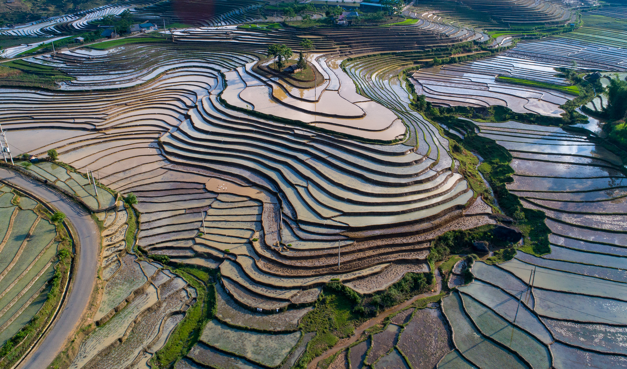 Mùa nước đổ ở vùng cao Lào Cai. Các tràn ruộng bạc thang như những tấm gương lớn phản chiếu lên trời. Sắc màu lạ. Nông dân vùng cao Sa Pa vào vụ cấy. Sau mùa nước đổ, bà con tranh thủ làm đất chuẩn bị mùa cấy. Vùng cao Bát Xát mùa nước đổ. Mùa nước đổ ở vùng cao Lào Cai. Các tràn ruộng bạc thang như những tấm gương lớn phản chiếu lên trời. Sắc màu lạ. Nông dân vùng cao Sa Pa vào vụ cấy. Sau mùa nước đổ, bà con tranh thủ làm đất chuẩn bị mùa cấy. Vùng cao Bát Xát mùa nước đổ.