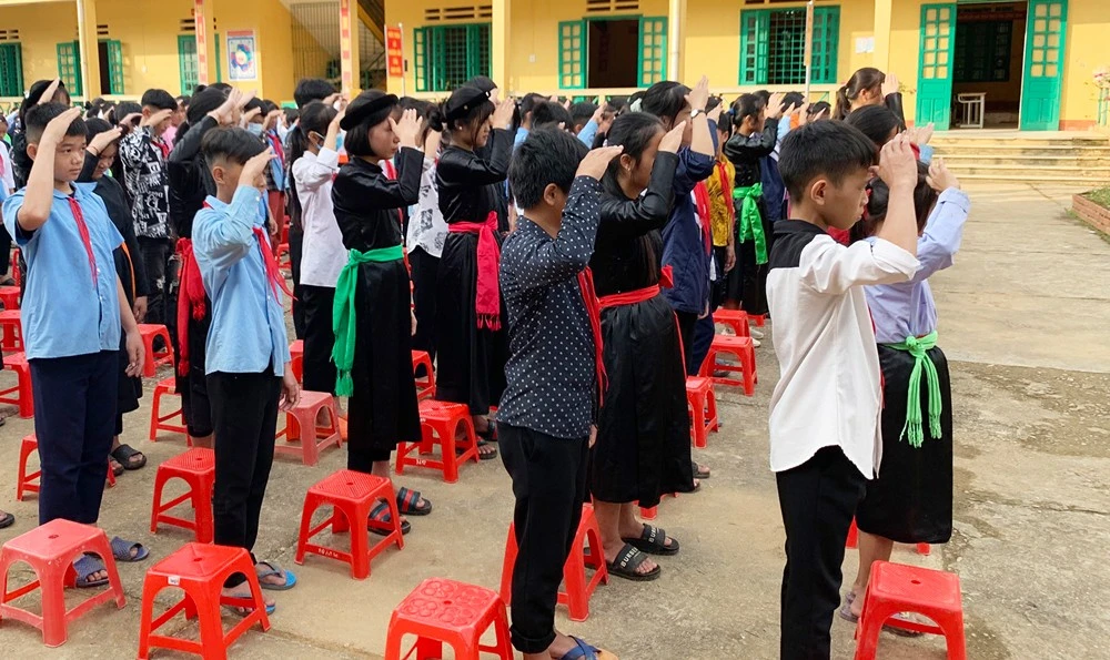 Học sinh Trường THCS xã Nghĩa Đô mặc trang phục truyền thống vào thứ Hai hằng tuần và dịp lễ, tết.