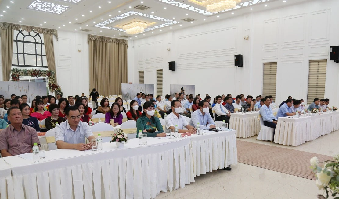 Các đại biểu dự kỷ niệm.