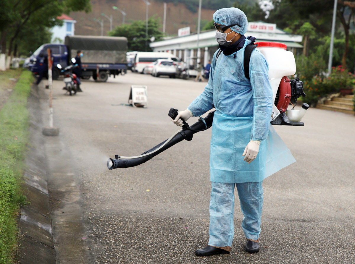 Khử khuẩn trong khuôn viên bệnh viện.