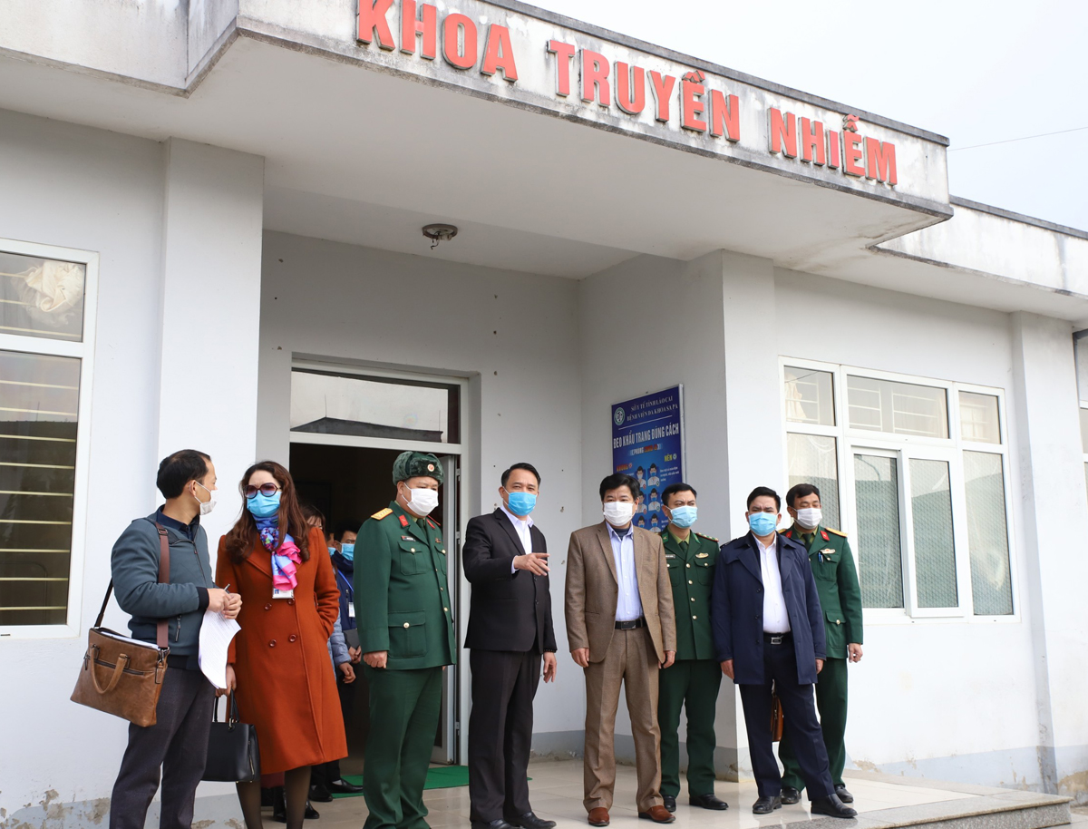Lãnh đạo Sở Y tế kiểm tra công tác phòng, chống dịch tại Bệnh viện Đa khoa thị xã Sa Pa.