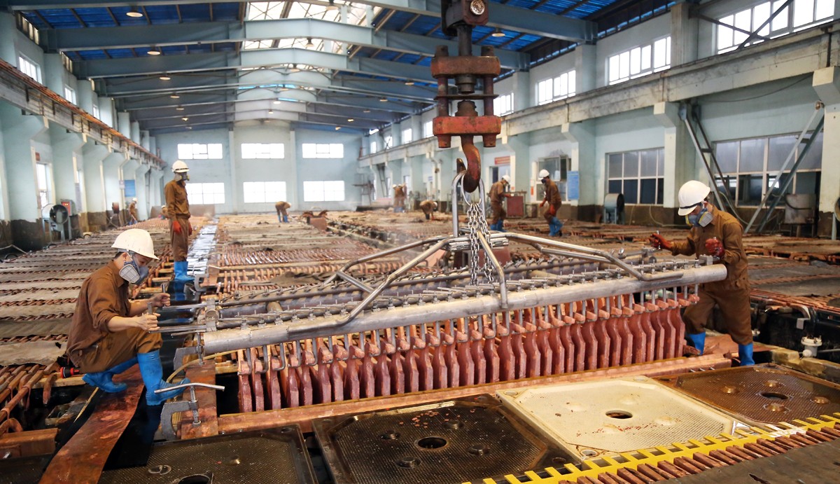 Sản xuất ở Chi nhánh Luyện đồng Lào Cai. Sản xuất ở Chi nhánh Luyện đồng Lào Cai.