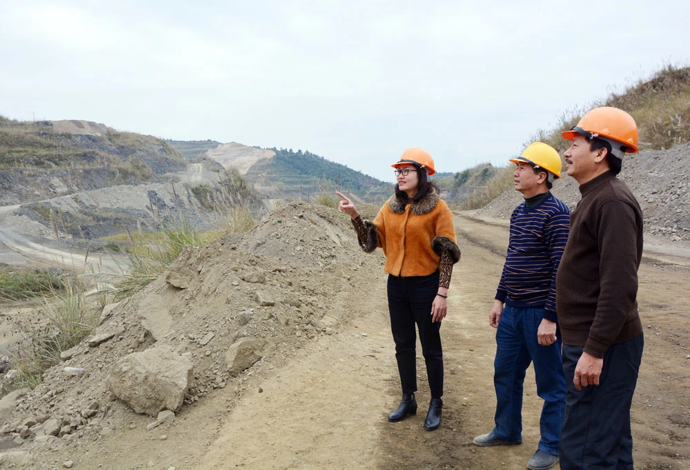 Chị Hằng cùng đồng nghiệp khảo sát thực tế. Chị Hằng cùng đồng nghiệp khảo sát thực tế.