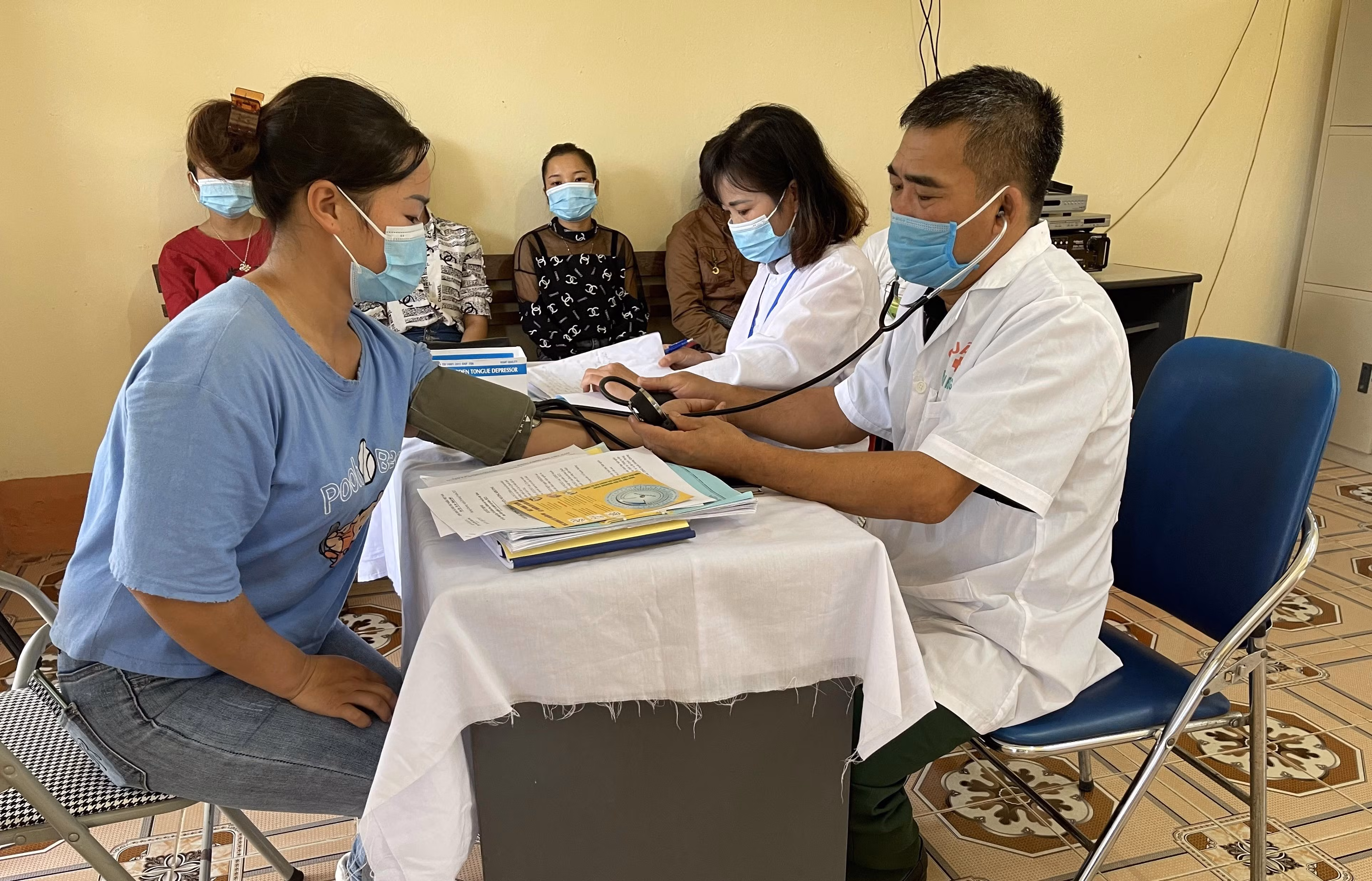 Kết hợp quân - dân y khám, chữa bệnh tại xã Nậm Chảy ảnh 1