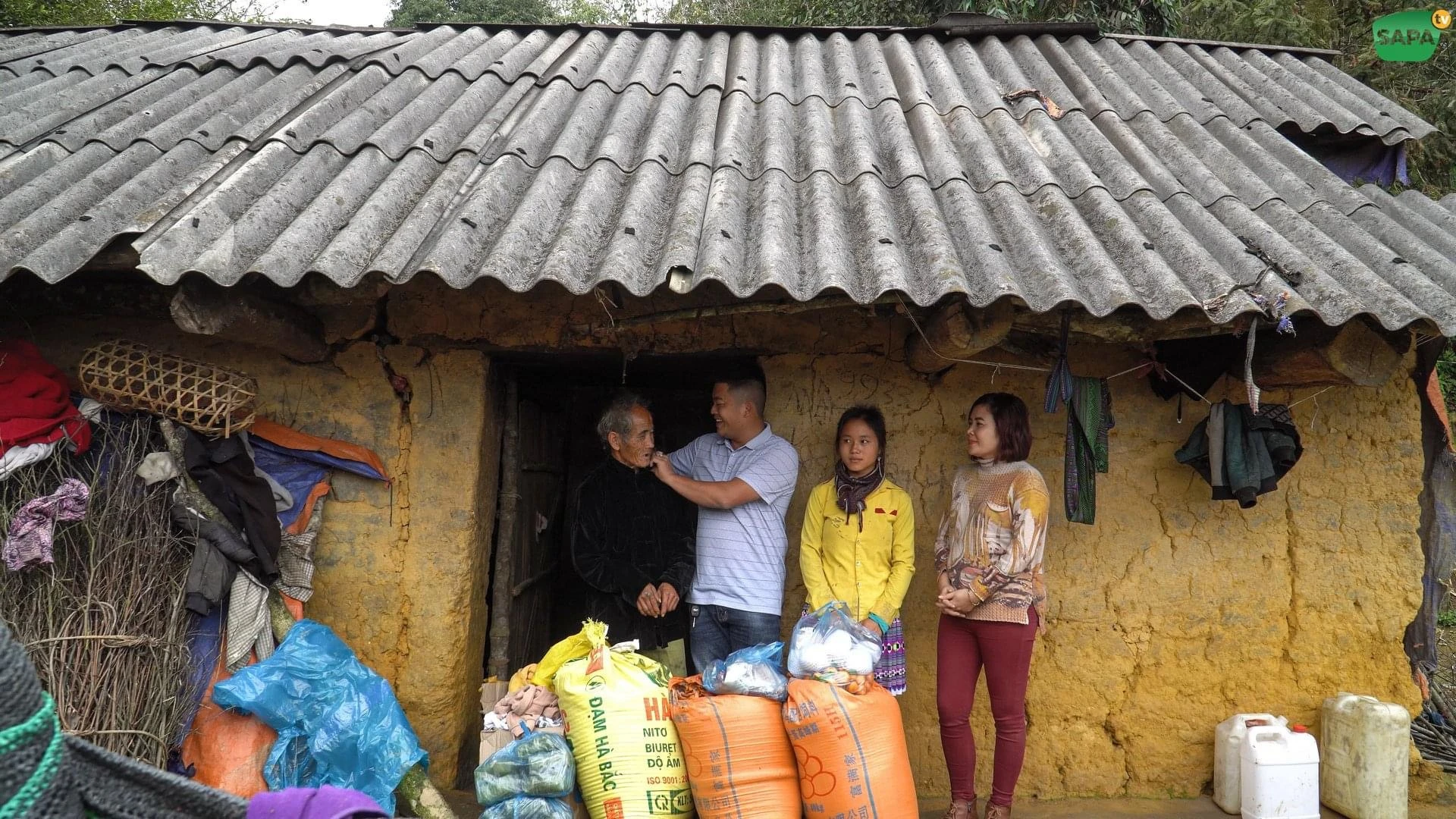 Hoàng Hải trao quà từ thiện cho người nghèo.