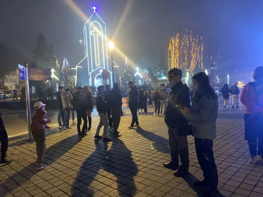 Người dân đón lễ Giáng sinh an lành ảnh 10 Người dân đón lễ Giáng sinh an lành ảnh 10