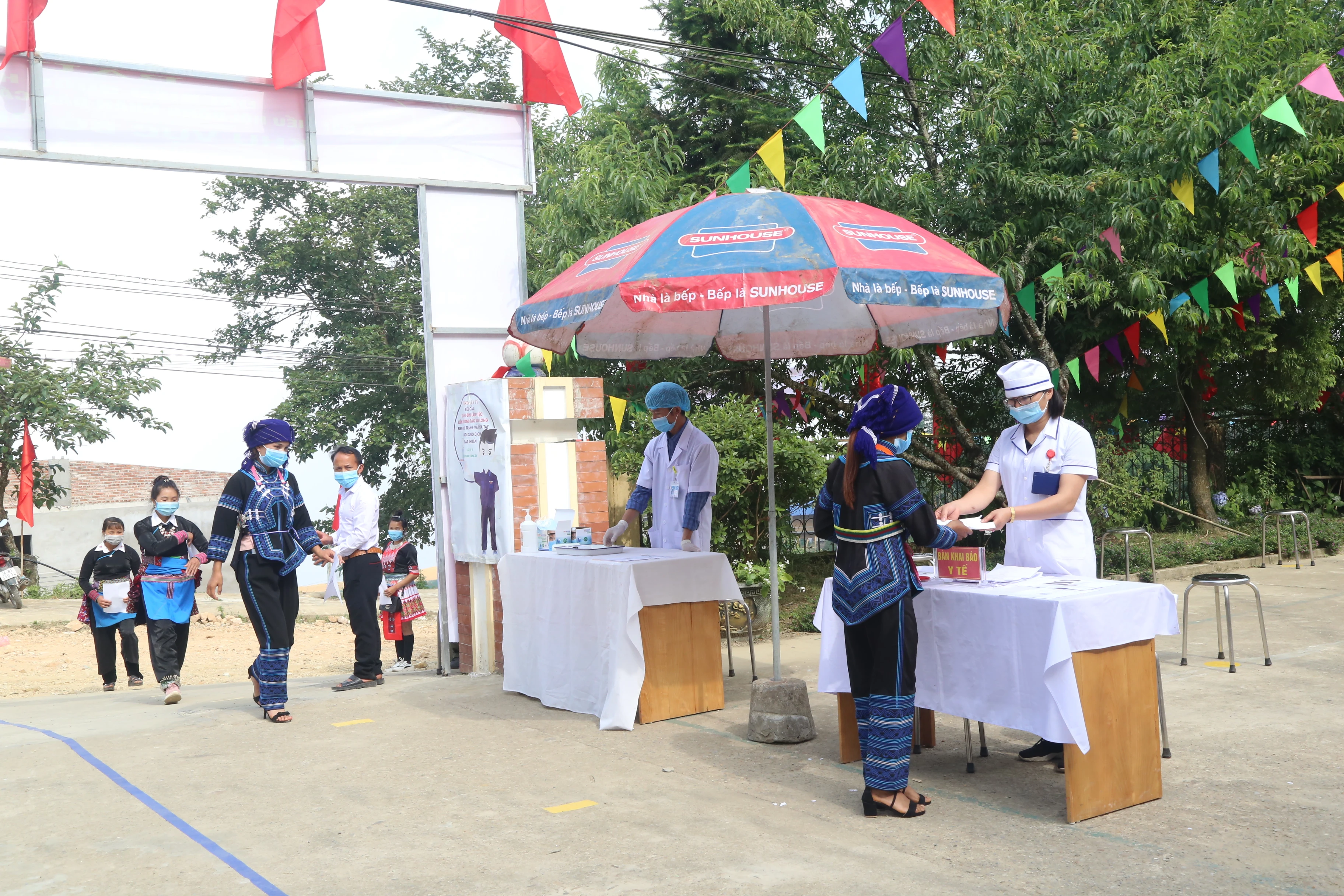 Cử tri xã Y Tý (Bát Xát) đi bầu cử đồng thời đảm bảo phòng dịch. Ảnh: Tuấn Ngọc