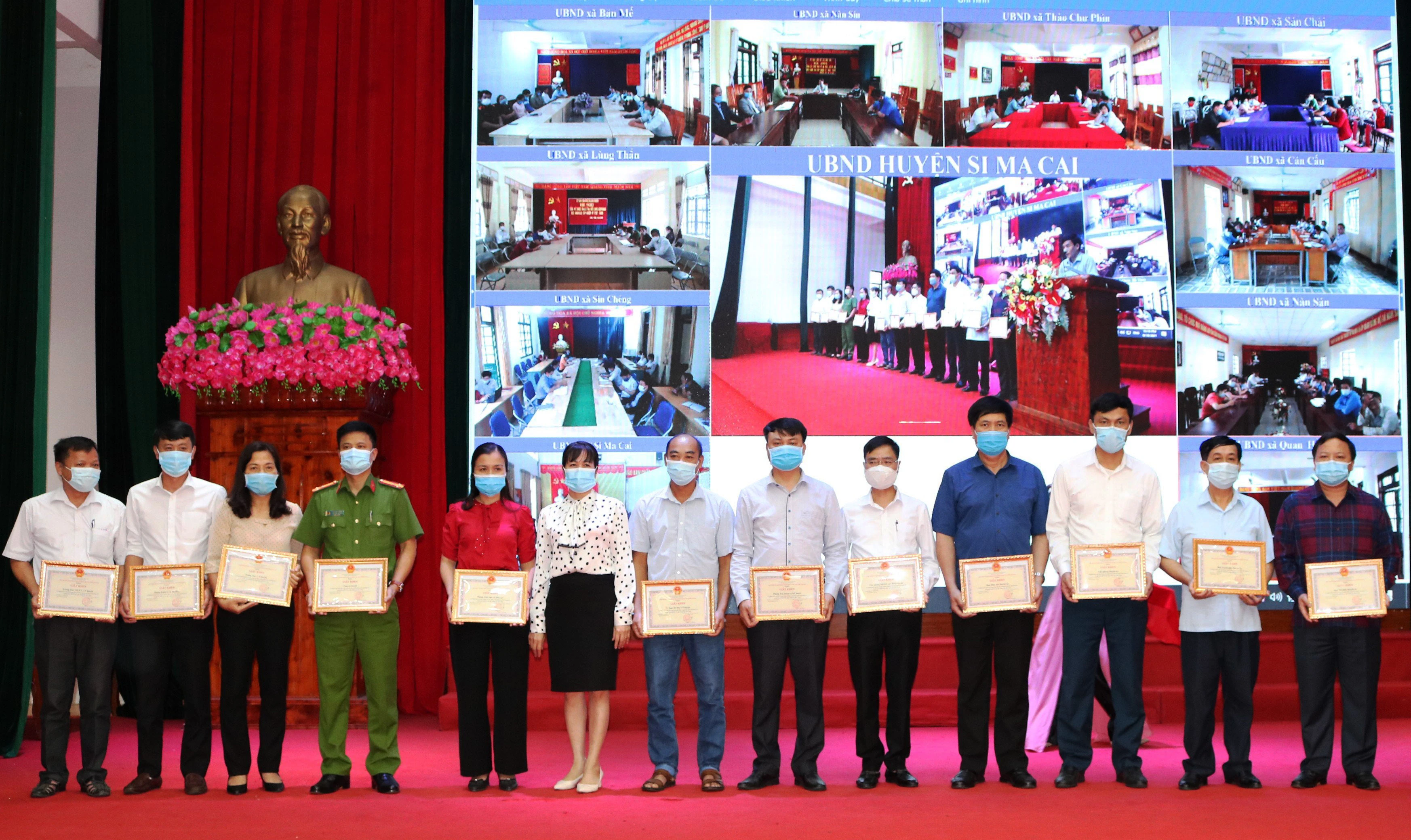 Khen thưởng các tập thể có thành tích xuất sắc.