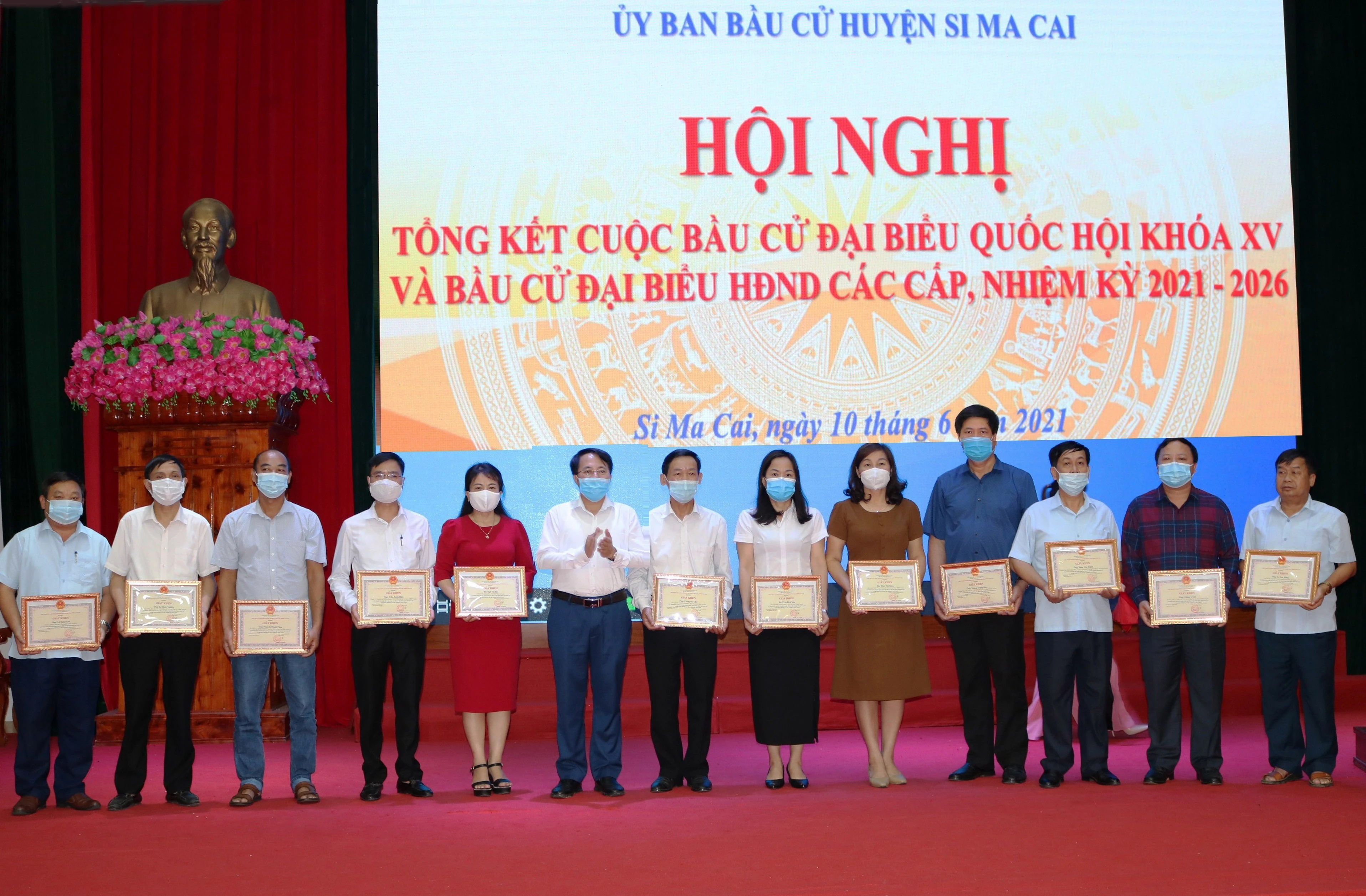 Khen thưởng các cá nhân có thành tích xuất sắc.