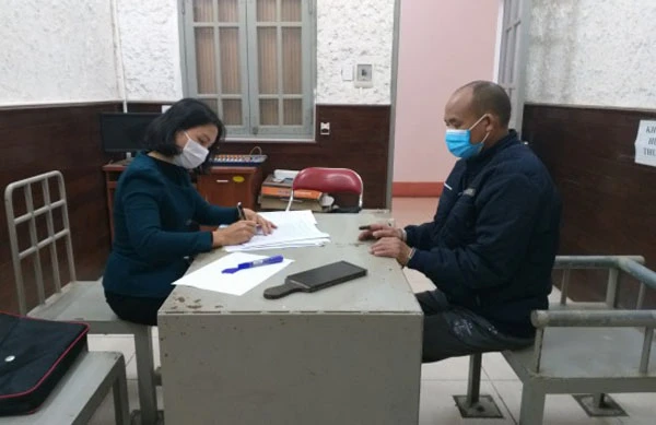 Trợ giúp viên pháp lý gặp gỡ, trao đổi với bị can tại nhà tạm giữ.