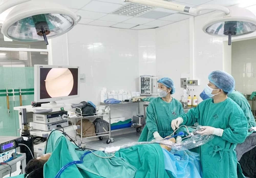 Phẫu thuật nội soi tái tạo dây chằng chéo khớp gối cho 5 bệnh nhân do chấn thương ảnh 1