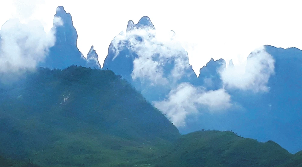 Dưới chân Ngũ Chỉ Sơn ảnh 1