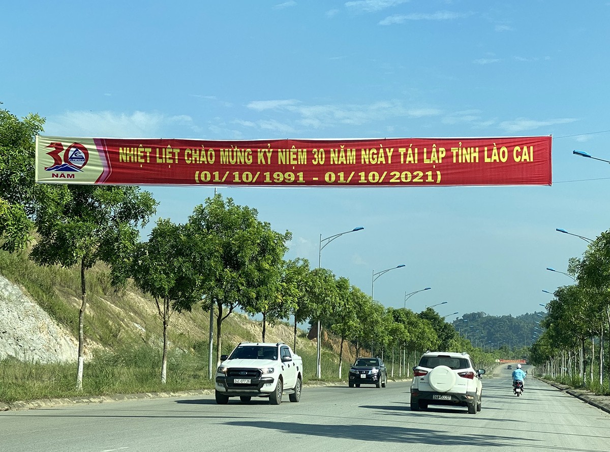 Thành phố Lào Cai rực rỡ cờ hoa, khẩu hiệu chào mừng 30 năm tái lập tỉnh Lào Cai ảnh 1