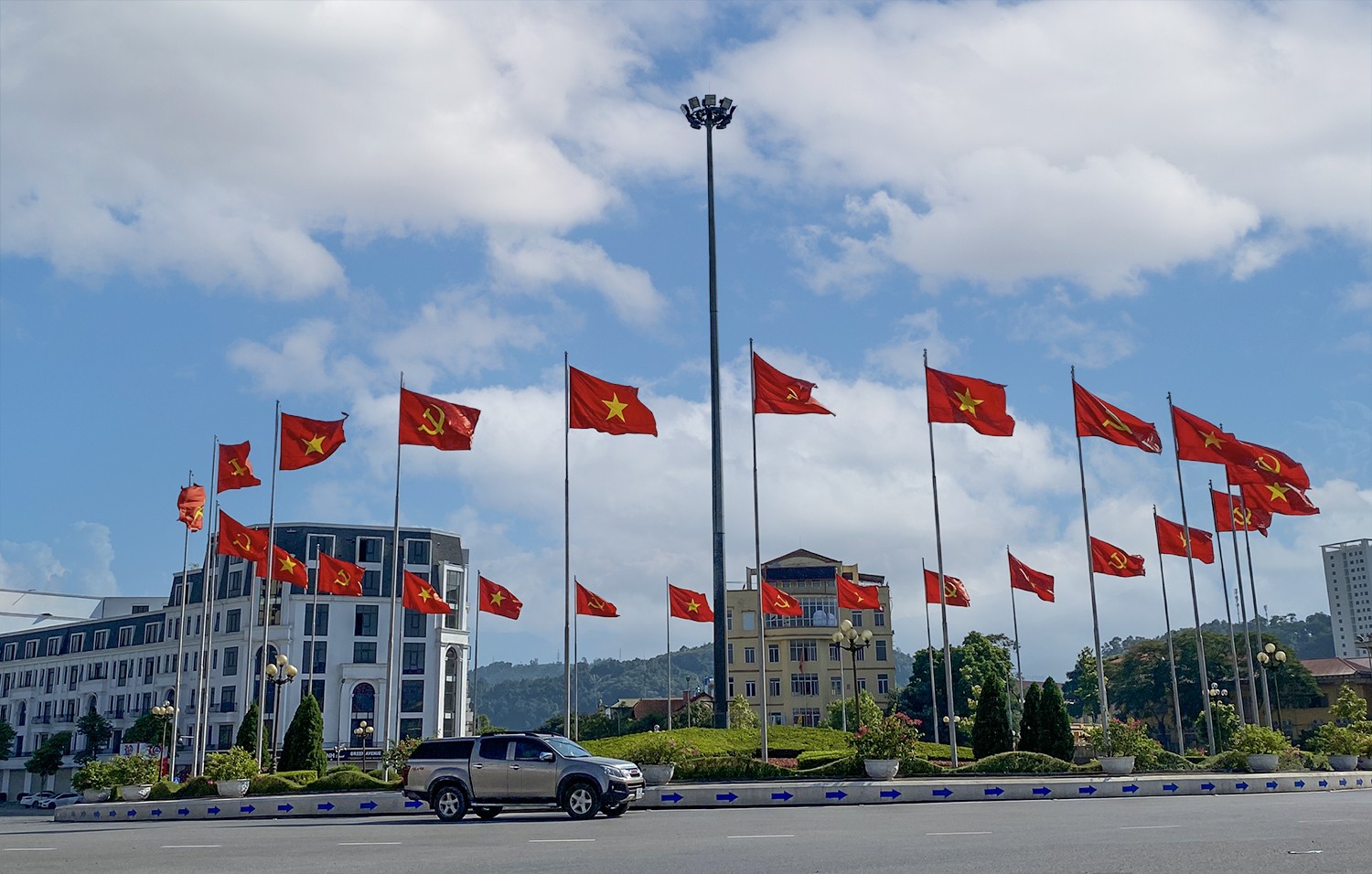 Thành phố Lào Cai rực rỡ cờ hoa, khẩu hiệu chào mừng 30 năm tái lập tỉnh Lào Cai ảnh 8