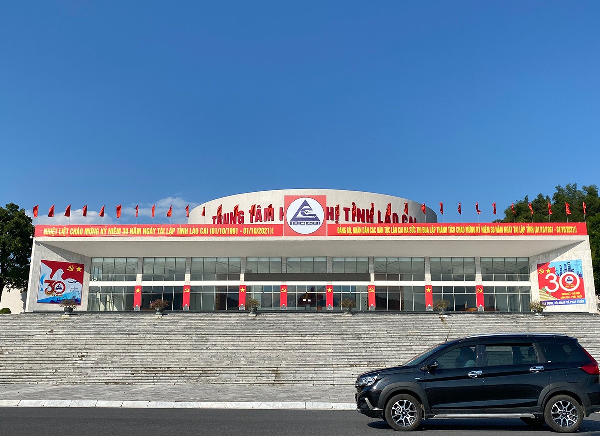 Thành phố Lào Cai rực rỡ cờ hoa, khẩu hiệu chào mừng 30 năm tái lập tỉnh Lào Cai ảnh 9