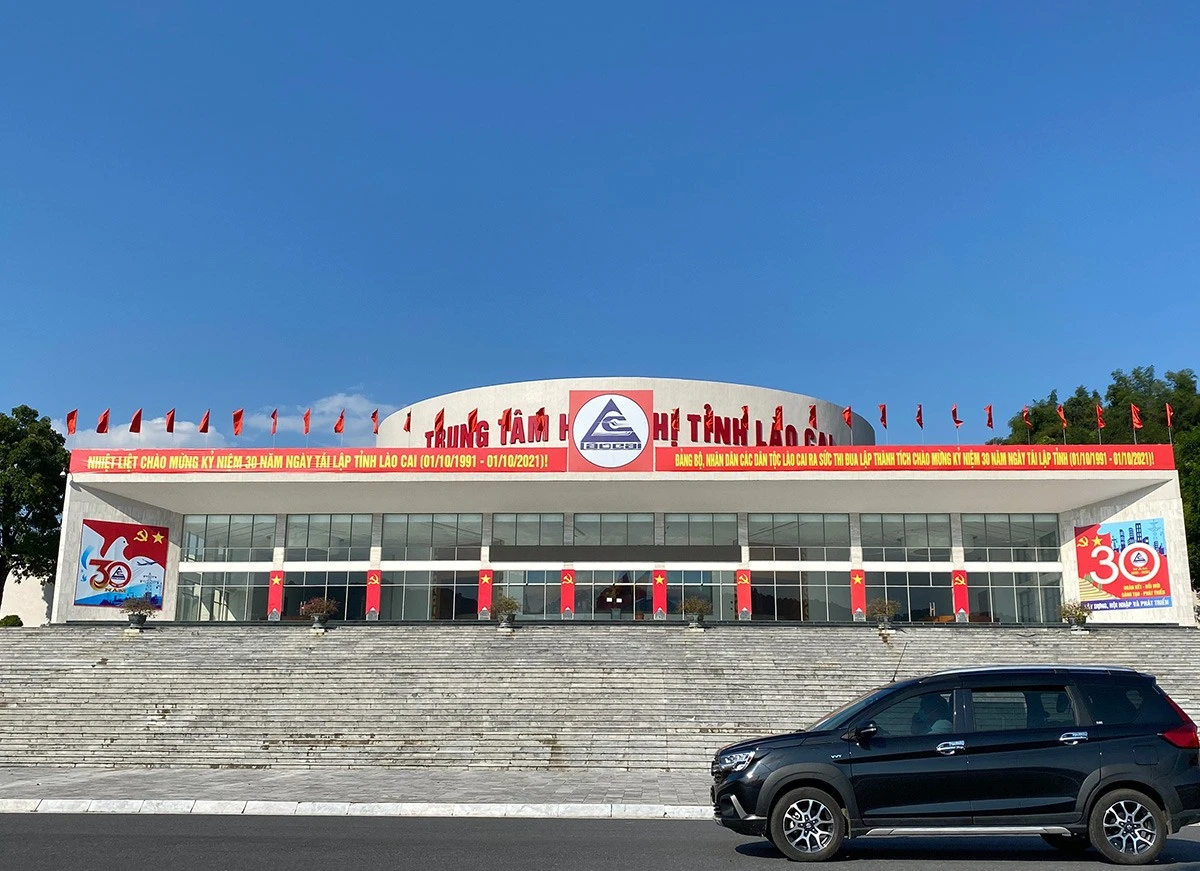 Thành phố Lào Cai rực rỡ cờ hoa, khẩu hiệu chào mừng 30 năm tái lập tỉnh Lào Cai ảnh 9