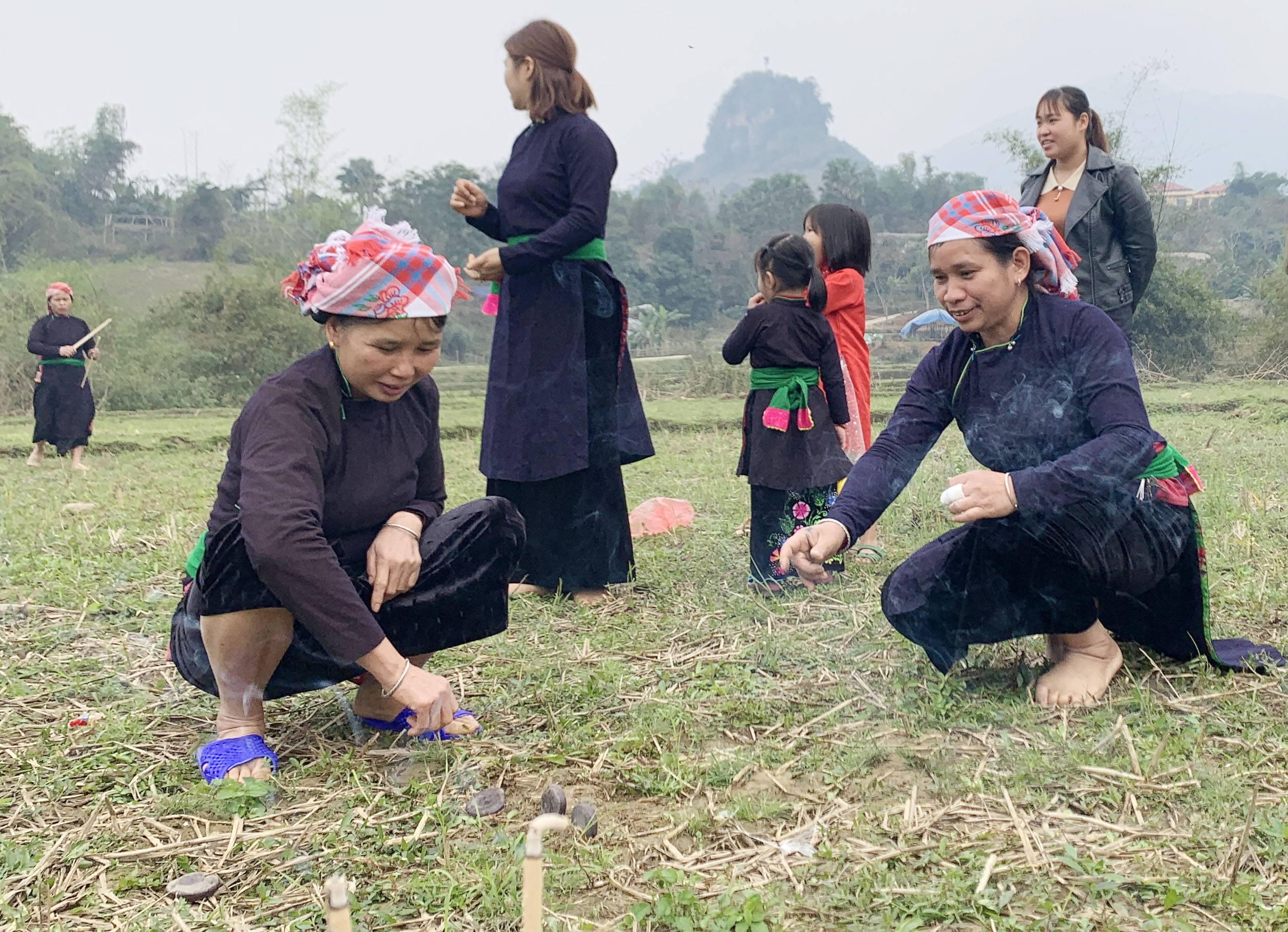 Mo Tham Thát là nghi lễ có ý nghĩa, giá trị về mặt địa lý, phong thủy và tín ngưỡng. Cánh đồng rộng trong thôn được thầy Mo chọn làm nơi chỉ hướng. Một tập giấy tiền, giấy vàng được đốt để thực hiện nghi lễ. Ba thầy mo thực hành vái ba vái thần linh, trời đất, rồi ông Mo Tham Thát đọc bài cúng, ý nghĩa như sau: Hôm nay có hương, hoa, năm mới đã đến, ông mo thay mặt dân làng đi chào ông Tham Thát… …Cầu mong ông phù hộ cho bản làng bình yên, người người mạnh khỏe, trồng lúa được mùa, có nhiều tiền bạc, đóng cổng làng cho yên (ngăn không cho cái xấu vào làng) cầu cho mọi thứ tốt đẹp vào làng. Ông Hoàng Văn Kể, thầy mo làng, người chủ trì nghi lễ Mo Tham Thát. Sau khi những nén hương được thắp, đã chọn được hướng kiêng, thầy mo sẽ chỉ cho người dân trong thôn, xã biết năm nay làm nhà, chuồng trại, đi buôn bán, hay đi rừng… phải kiêng hướng đã chọn. Năm Tân Sửu hướng kiêng là hướng Đông. Sau khi đã xác định chỉ hướng kiêng xong, thanh niên nam, nữ thi tài bắn nỏ, trước khi thi, ông mo thực hành nghi lễ bắn trước, sau đó thanh niên nam, nữ mới trổ tài. Nam, nữ thanh niên đội văn nghệ, thể thao mang theo nỏ và tên để thi nhau tranh tài bắn thủng tập giấy tiền vàng với ý nghĩa bắn nát được tập giấy năm đó toàn thể thôn, bản được bình yên, may mắn, phát triển. Mo Tham Thát là nghi lễ có ý nghĩa, giá trị về mặt địa lý, phong thủy và tín ngưỡng. Cánh đồng rộng trong thôn được thầy Mo chọn làm nơi chỉ hướng. Một tập giấy tiền, giấy vàng được đốt để thực hiện nghi lễ. Ba thầy mo thực hành vái ba vái thần linh, trời đất, rồi ông Mo Tham Thát đọc bài cúng, ý nghĩa như sau: Hôm nay có hương, hoa, năm mới đã đến, ông mo thay mặt dân làng đi chào ông Tham Thát… …Cầu mong ông phù hộ cho bản làng bình yên, người người mạnh khỏe, trồng lúa được mùa, có nhiều tiền bạc, đóng cổng làng cho yên (ngăn không cho cái xấu vào làng) cầu cho mọi thứ tốt đẹp vào làng. Ông Hoàng Văn Kể, thầy mo làng, người chủ trì nghi lễ Mo Tham Thát. Sau khi những nén hương được thắp, đã chọn được hướng kiêng, thầy mo sẽ chỉ cho người dân trong thôn, xã biết năm nay làm nhà, chuồng trại, đi buôn bán, hay đi rừng… phải kiêng hướng đã chọn. Năm Tân Sửu hướng kiêng là hướng Đông. Sau khi đã xác định chỉ hướng kiêng xong, thanh niên nam, nữ thi tài bắn nỏ, trước khi thi, ông mo thực hành nghi lễ bắn trước, sau đó thanh niên nam, nữ mới trổ tài. Nam, nữ thanh niên đội văn nghệ, thể thao mang theo nỏ và tên để thi nhau tranh tài bắn thủng tập giấy tiền vàng với ý nghĩa bắn nát được tập giấy năm đó toàn thể thôn, bản được bình yên, may mắn, phát triển.