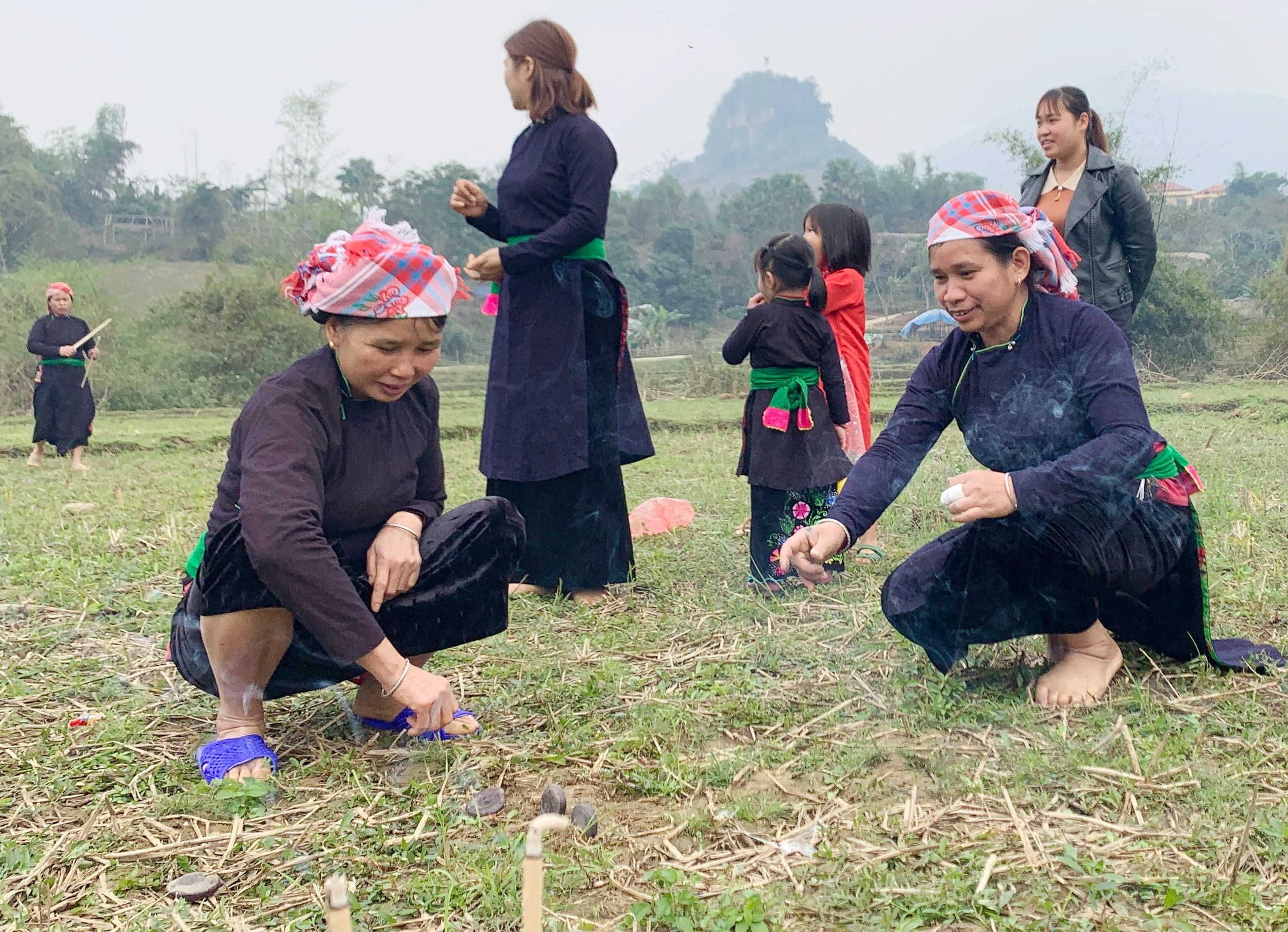 Mo Tham Thát là nghi lễ có ý nghĩa, giá trị về mặt địa lý, phong thủy và tín ngưỡng. Cánh đồng rộng trong thôn được thầy Mo chọn làm nơi chỉ hướng. Một tập giấy tiền, giấy vàng được đốt để thực hiện nghi lễ. Ba thầy mo thực hành vái ba vái thần linh, trời đất, rồi ông Mo Tham Thát đọc bài cúng, ý nghĩa như sau: Hôm nay có hương, hoa, năm mới đã đến, ông mo thay mặt dân làng đi chào ông Tham Thát… …Cầu mong ông phù hộ cho bản làng bình yên, người người mạnh khỏe, trồng lúa được mùa, có nhiều tiền bạc, đóng cổng làng cho yên (ngăn không cho cái xấu vào làng) cầu cho mọi thứ tốt đẹp vào làng. Ông Hoàng Văn Kể, thầy mo làng, người chủ trì nghi lễ Mo Tham Thát. Sau khi những nén hương được thắp, đã chọn được hướng kiêng, thầy mo sẽ chỉ cho người dân trong thôn, xã biết năm nay làm nhà, chuồng trại, đi buôn bán, hay đi rừng… phải kiêng hướng đã chọn. Năm Tân Sửu hướng kiêng là hướng Đông. Sau khi đã xác định chỉ hướng kiêng xong, thanh niên nam, nữ thi tài bắn nỏ, trước khi thi, ông mo thực hành nghi lễ bắn trước, sau đó thanh niên nam, nữ mới trổ tài. Nam, nữ thanh niên đội văn nghệ, thể thao mang theo nỏ và tên để thi nhau tranh tài bắn thủng tập giấy tiền vàng với ý nghĩa bắn nát được tập giấy năm đó toàn thể thôn, bản được bình yên, may mắn, phát triển.