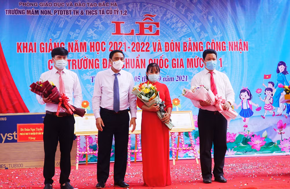 Phó Bí thư Tỉnh ủy Hoàng Giang tặng hoa các nhà trường. Phó Bí thư Tỉnh ủy Hoàng Giang tặng hoa các nhà trường.