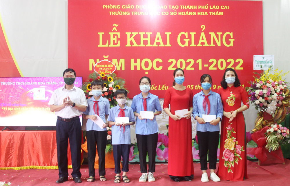 Trao quà cho học sinh có hoàn cảnh khó khăn, đạt thành tích cao trong học tập. Trao quà cho học sinh có hoàn cảnh khó khăn, đạt thành tích cao trong học tập.